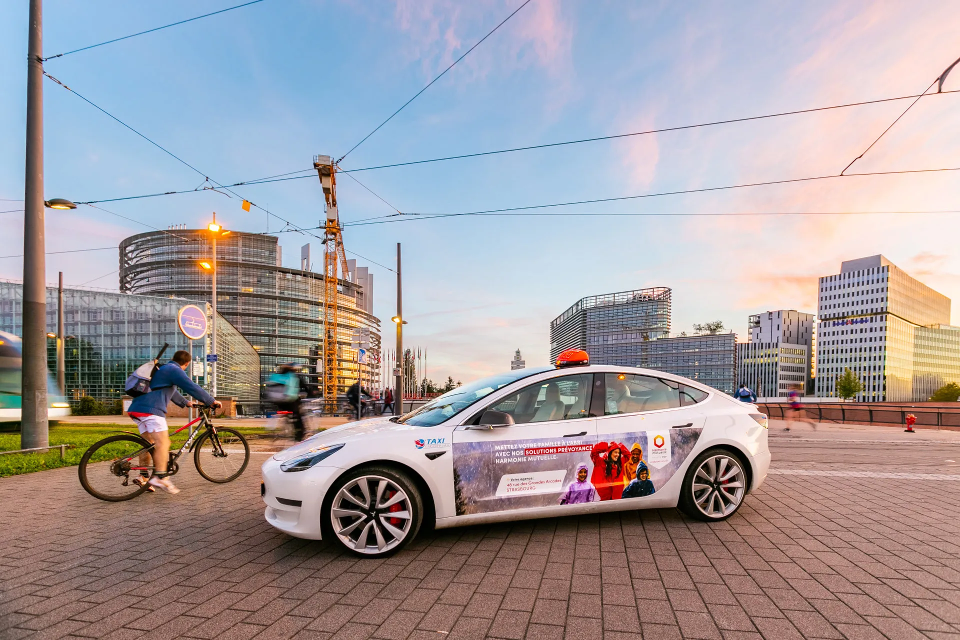 Taxi Tesla près du Parlement européen à Strasbourg