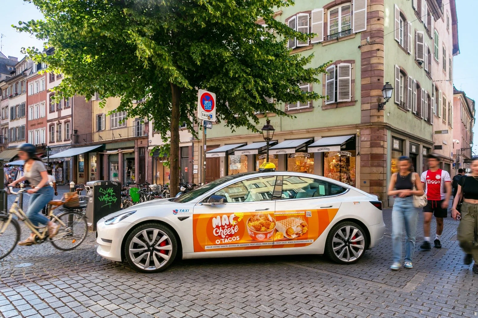 Taxi Tesla dans une rue piétonne du centre historique de Strasbourg