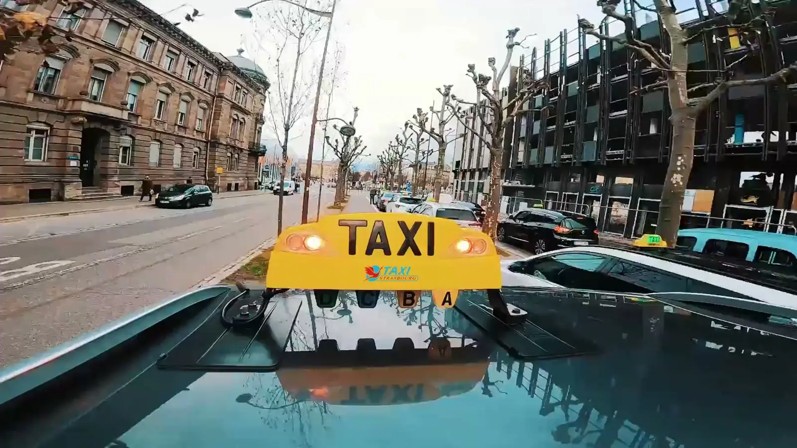 Arrivée en taxi devant la gare de Strasbourg